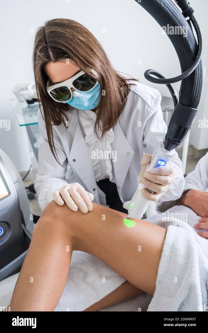 Rimozione permanente dei capelli con laser, Cosem Centre Paris, Francia. Foto Stock