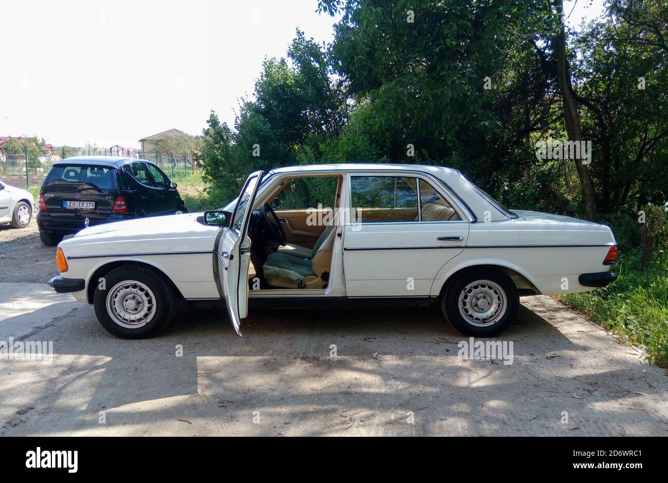 Mercedes Benz W123 Cobra con portiera del conducente aperta pronta per guida divertente Foto Stock