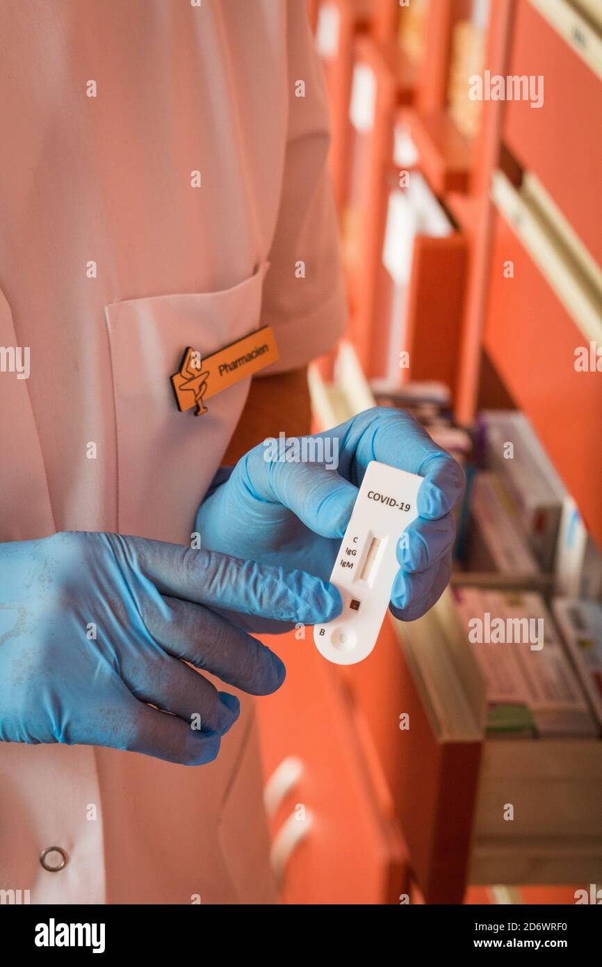 Screening rapido per Covid-19 effettuato in farmacia, test sierologico alla ricerca della presenza di anticorpi al virus nel sangue entro minut Foto Stock