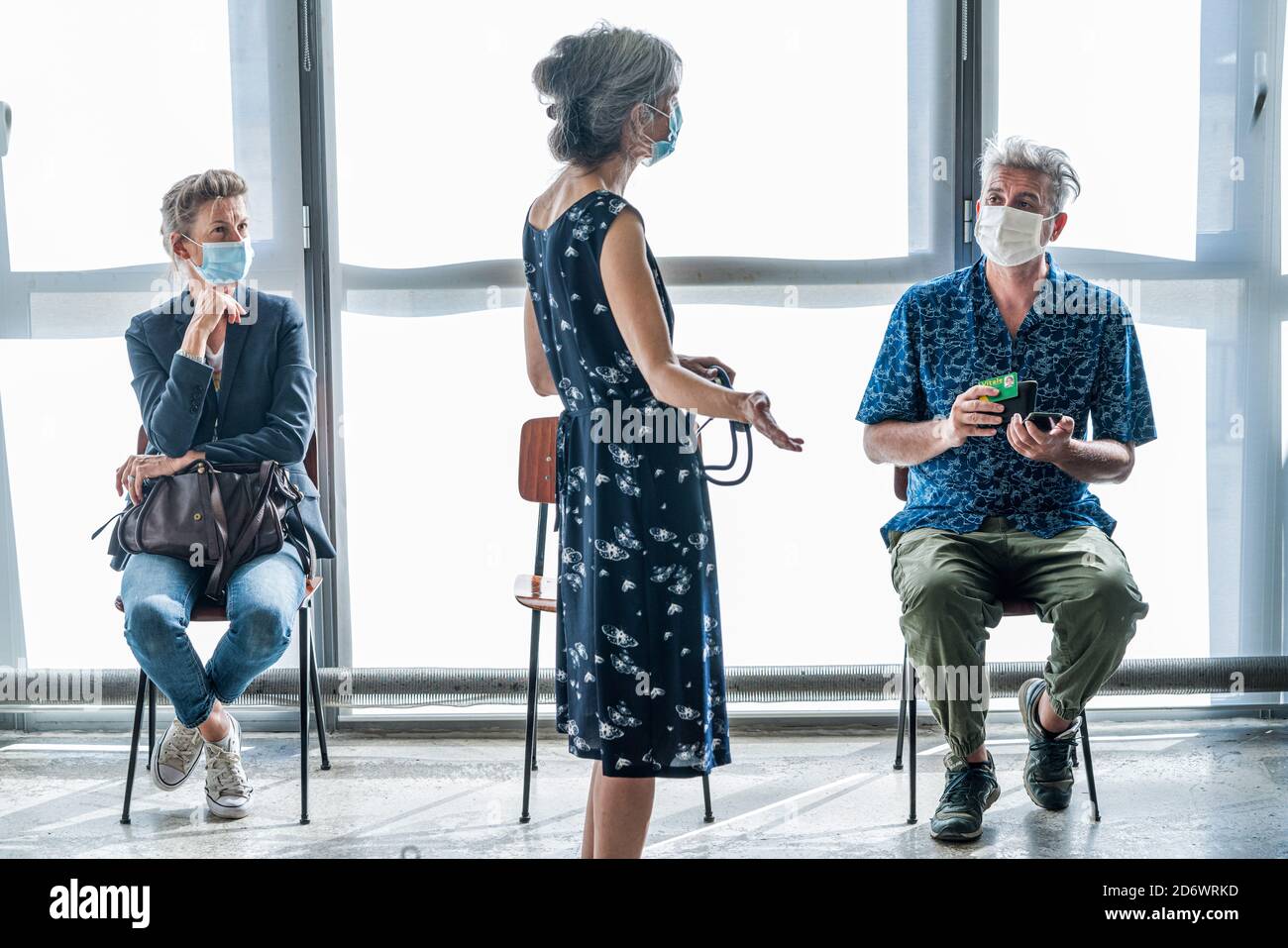 Sala d'attesa per un medico, rispetto per la distanza sociale. Settembre 2020, Francia. Foto Stock