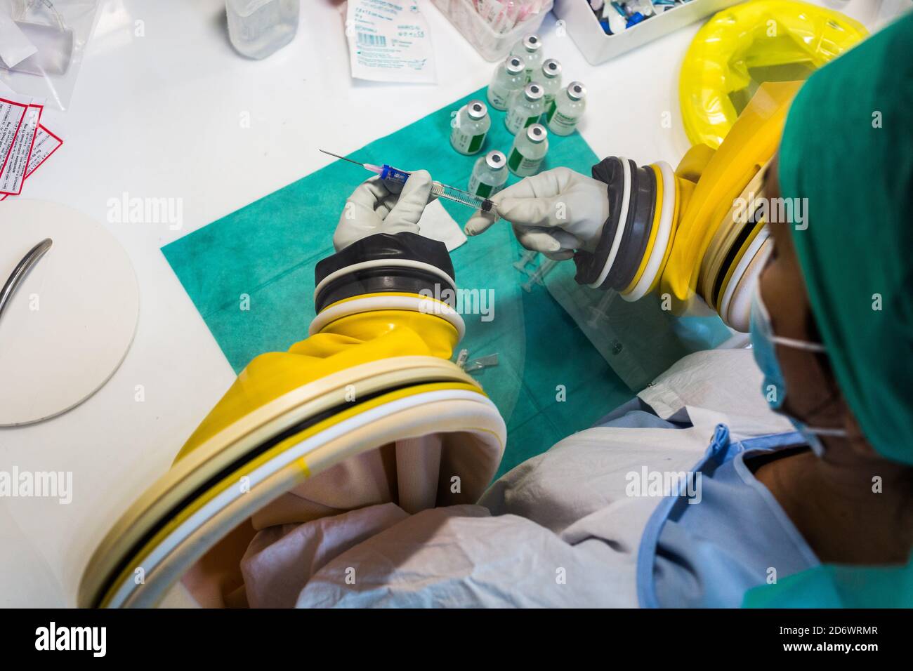 Preparazione di trattamenti chemioterapici. Farmacia dell'ospedale universitario di Bordeaux, Francia. Foto Stock