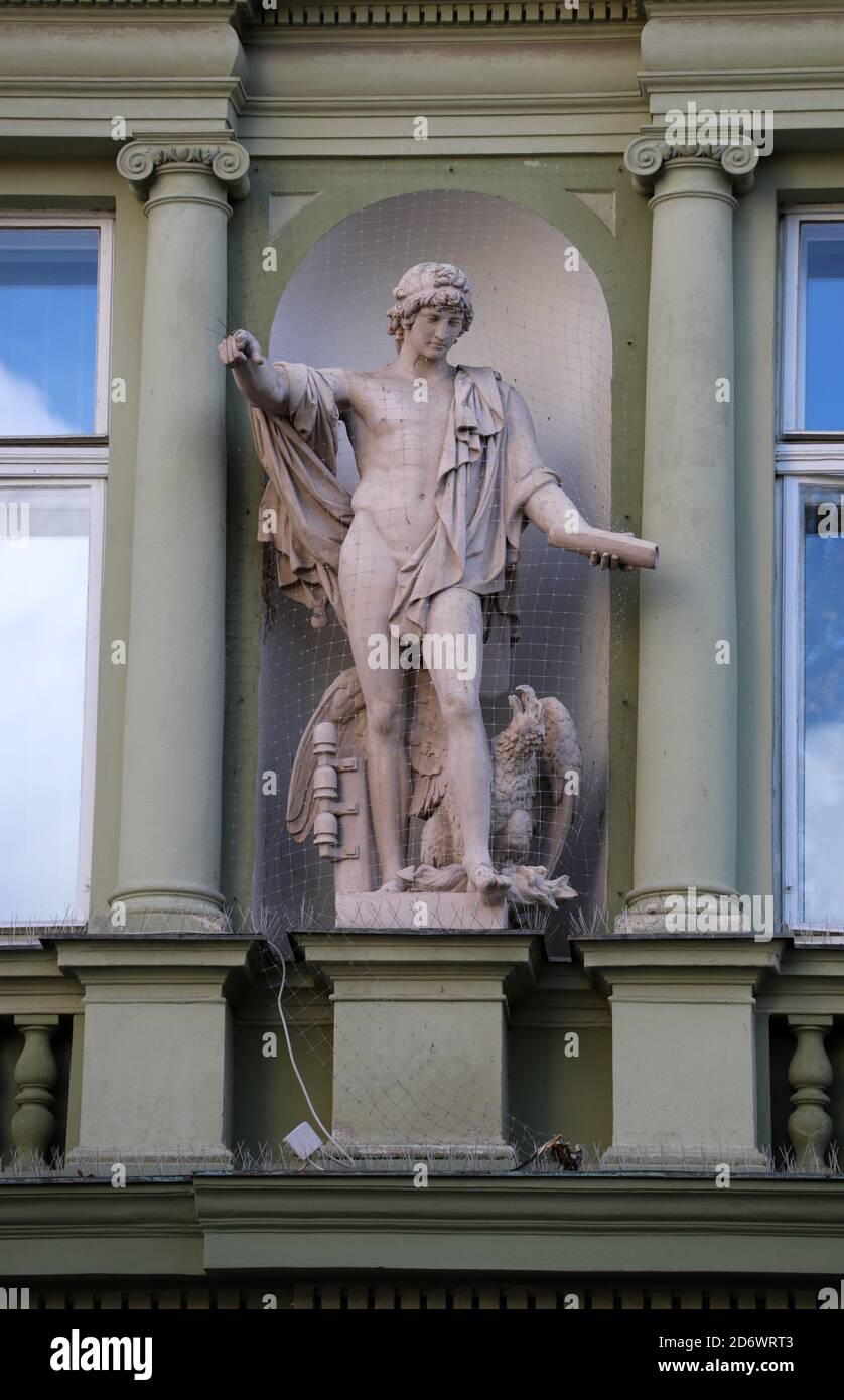 Statua sul 19 ° secolo Maribor Post Office edificio in Slovenia Foto Stock