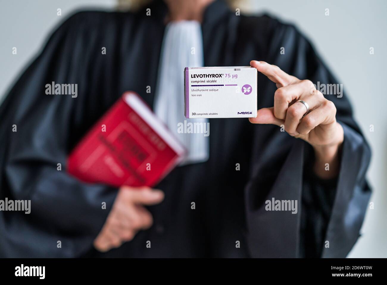 AVOCAT avec un code de santé publique et une boite de Levothyrox, traitement de l'hypothyroïdie. Foto Stock