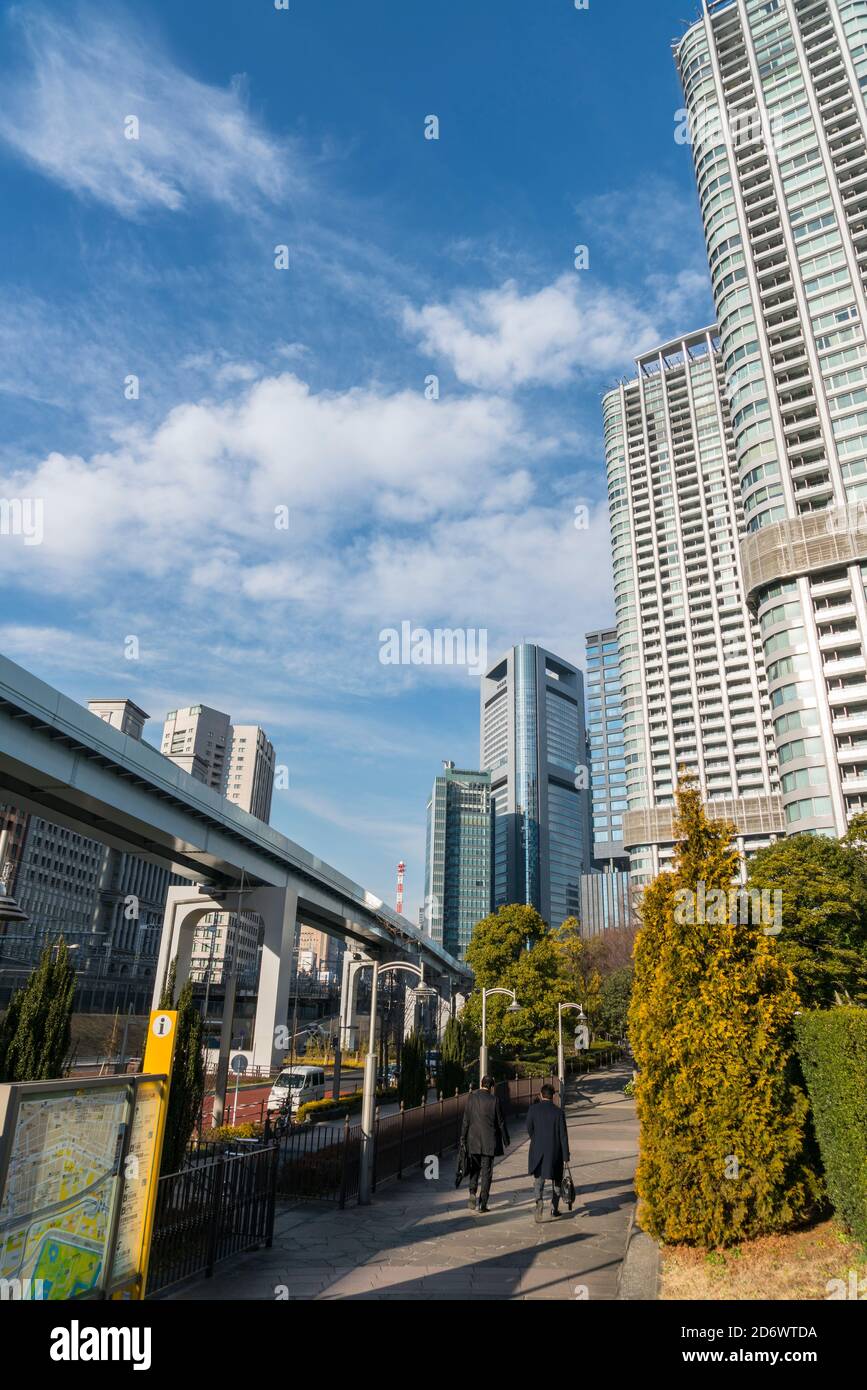 New Transit Yurikamome corre sulla ferrovia sopraelevata a ShiodomeTokyo Giappone. Foto Stock