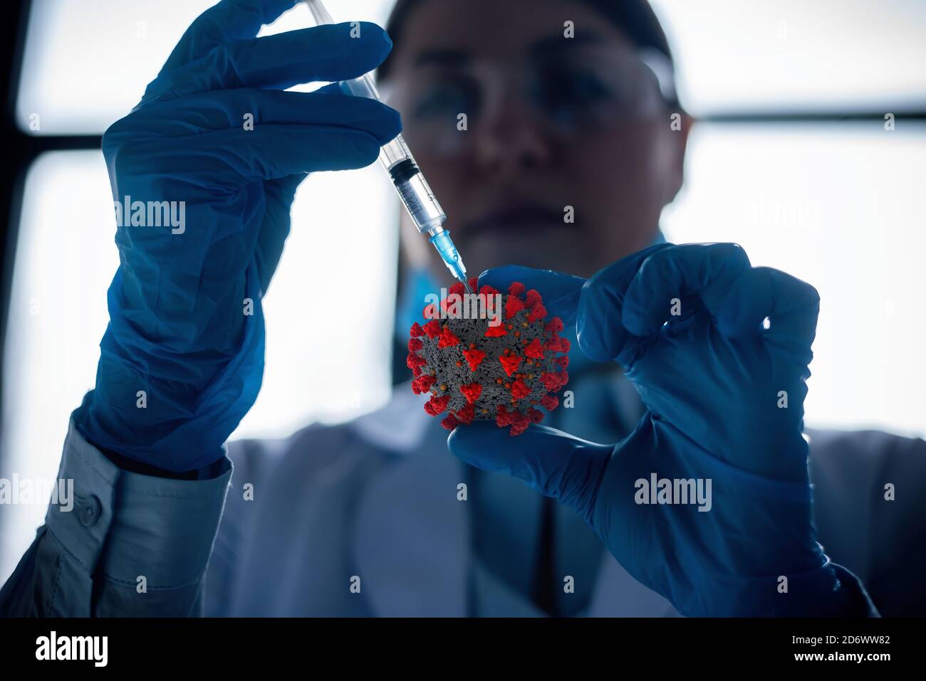 Dottore in laboratorio sta testando nuovi trattamenti sul virus. Concetto farmaceutico Foto Stock