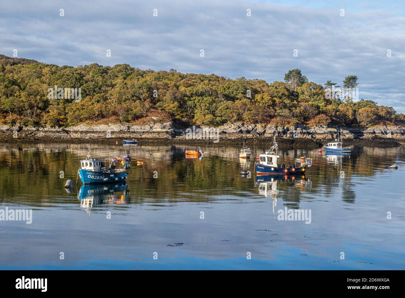 Barche all'ancora a Loch Shieldaig, Wester Ross, Ross-shire, Highlands della Scozia Foto Stock