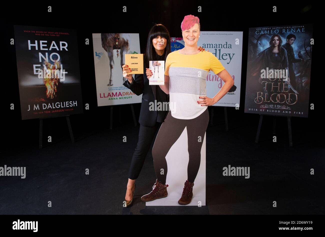 Claudia Winkleman e con una spaccatura del vincitore Anna McNuff (autore di lama Drama) al Kindle Storyteller Awards 2020, che si è svolto tramite collegamento video al Mount Pleasant Studio di Londra. Foto Stock