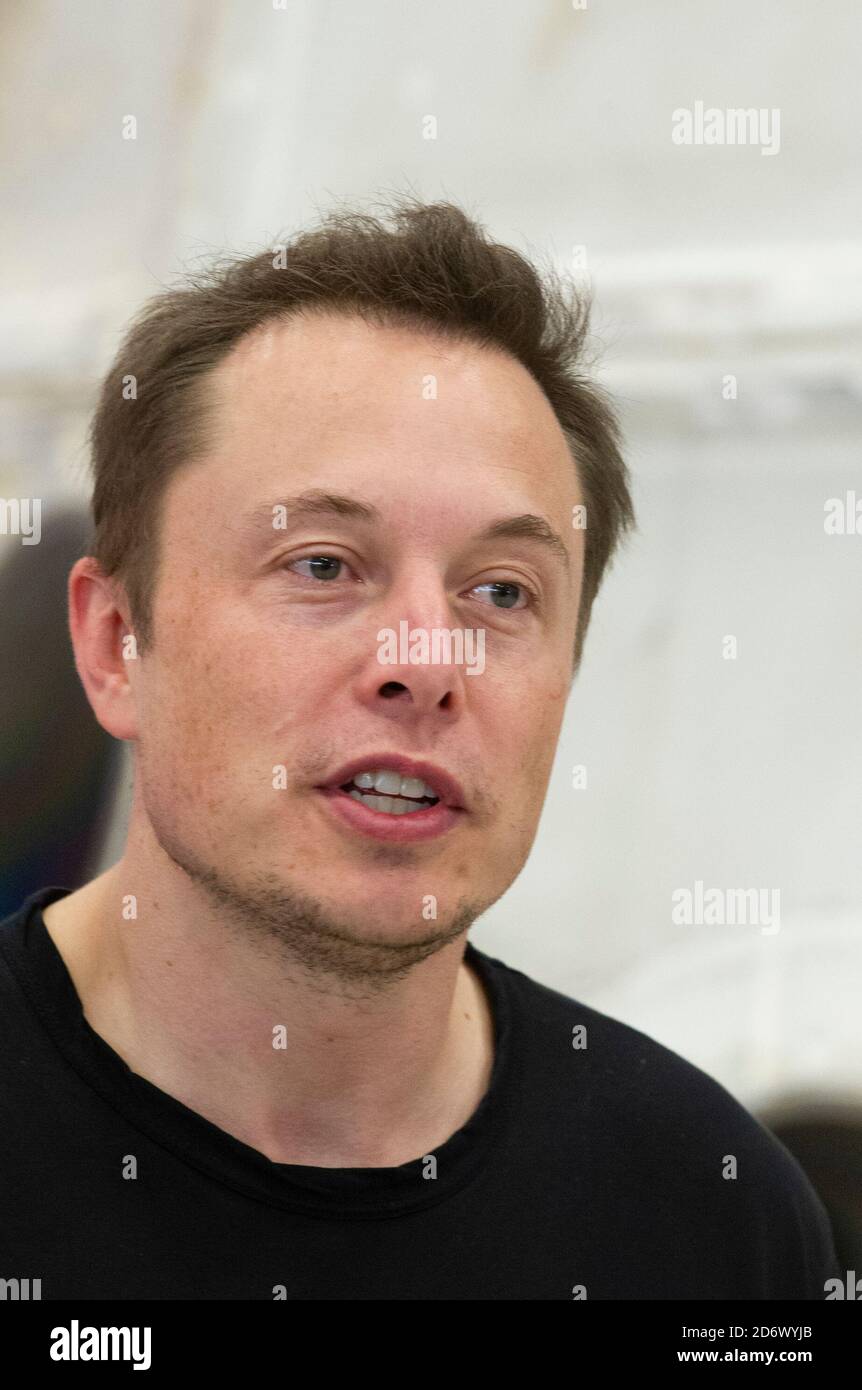 McGregor, Texas 13 giugno 2012: Il CEO SpaceX e il capo progettista Elon Musk risponde alle domande sulla navicella spaziale privata Dragon che è tornata alla Terra il 31 maggio dopo aver consegnato le forniture alla Stazione spaziale Internazionale. La struttura fuori da Waco, Texas, è un importante sito di test per SpaceX. Foto Stock