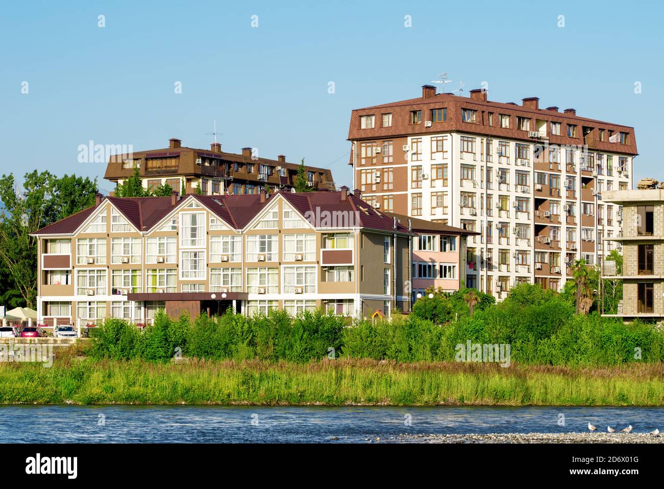 Sochi, Russia - 11 giugno 2019: Edifici di mini hotel sulla riva del fiume nella zona di Adler Foto Stock