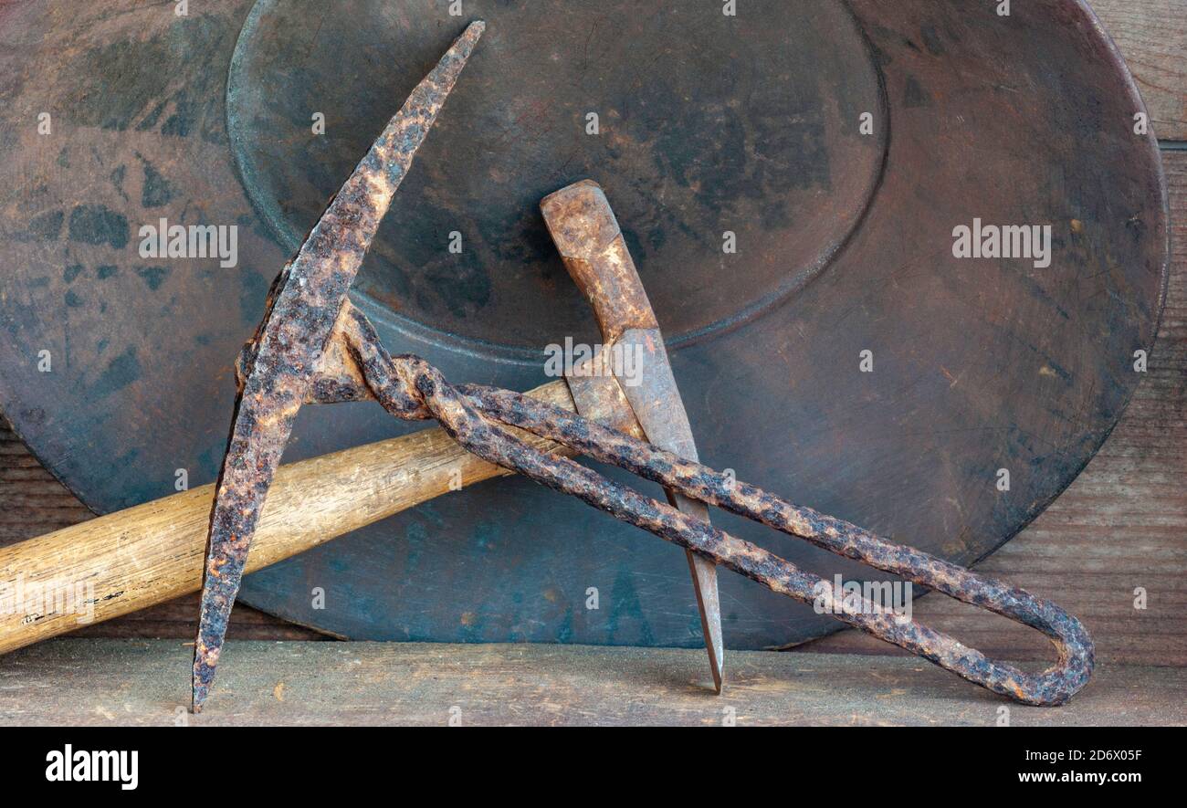 Attrezzatura Gold PAN con spazio per messaggi di testo. Primo piano di vecchi picks, ascia e padella. Foto Stock