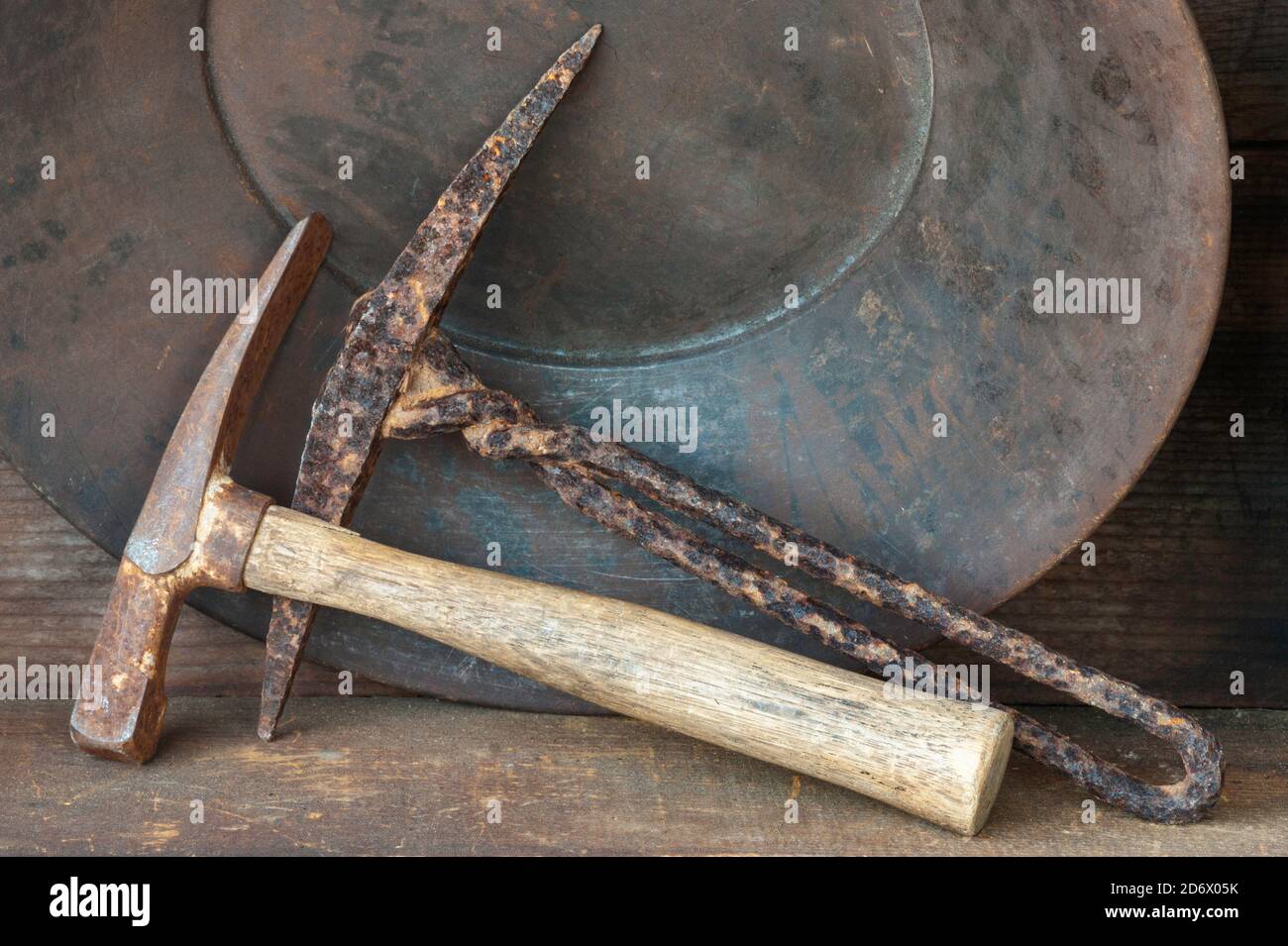 Attrezzatura Gold PAN con spazio per messaggi di testo. Primo piano di vecchi picks, ascia e padella. Foto Stock