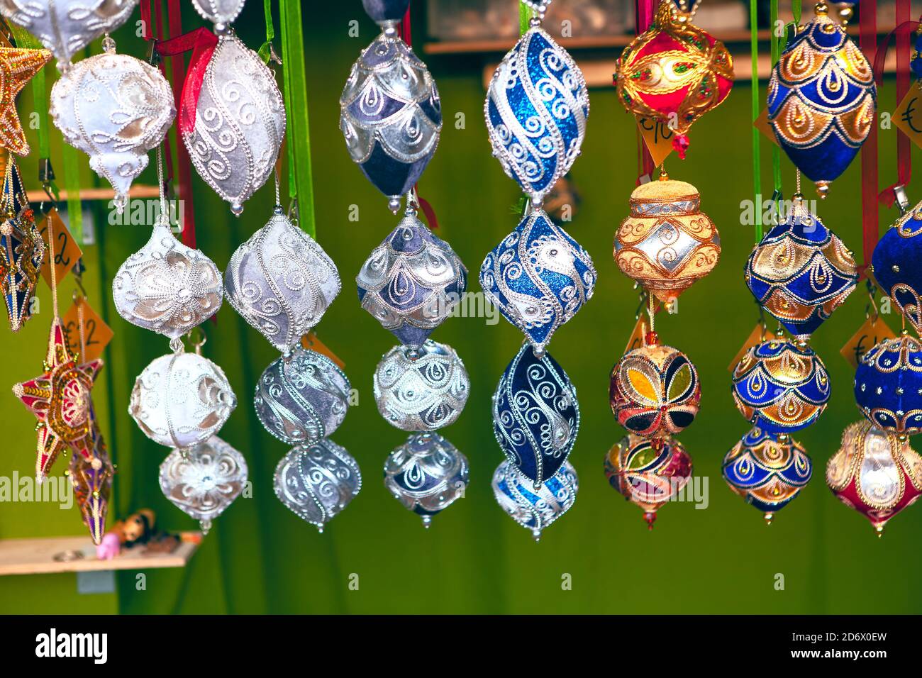 Bazar di nuovo anno con palle di Natale appesi Foto Stock