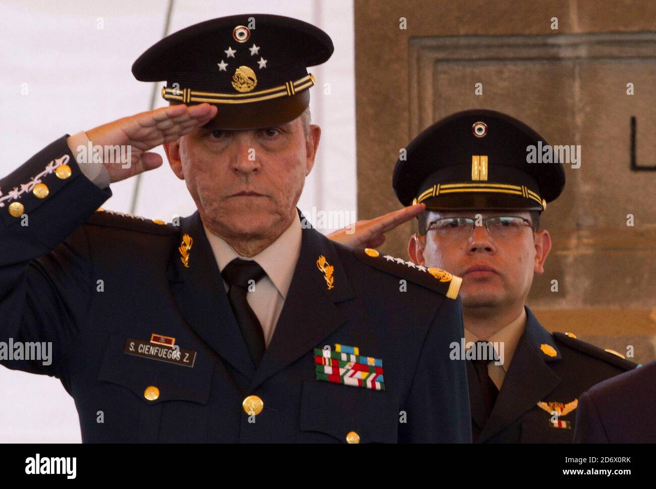 TLAXCALA, MESSICO - 9 MAGGIO: (Foto) Segretario della Difesa del Messico, Salvador Cienfuegos durante la cerimonia del XCII anniversario della carica di Sable il 9 maggio 2013 a Tlaxcala, Messico. *la corte per il distretto orientale di New York ha accusato Salvador Cienfuegos Zepeda, ex segretario della difesa del Messico, di aver presumibilmente abusato della sua posizione pubblica per aiutare un cartello messicano a trasferire migliaia di chilogrammi di cocaina, eroina, metanfetamina e marijuana negli Stati Uniti in cambio di tangenti.* credito: Leonardo Casas/Eyepix Group/l'accesso fotografico Foto Stock