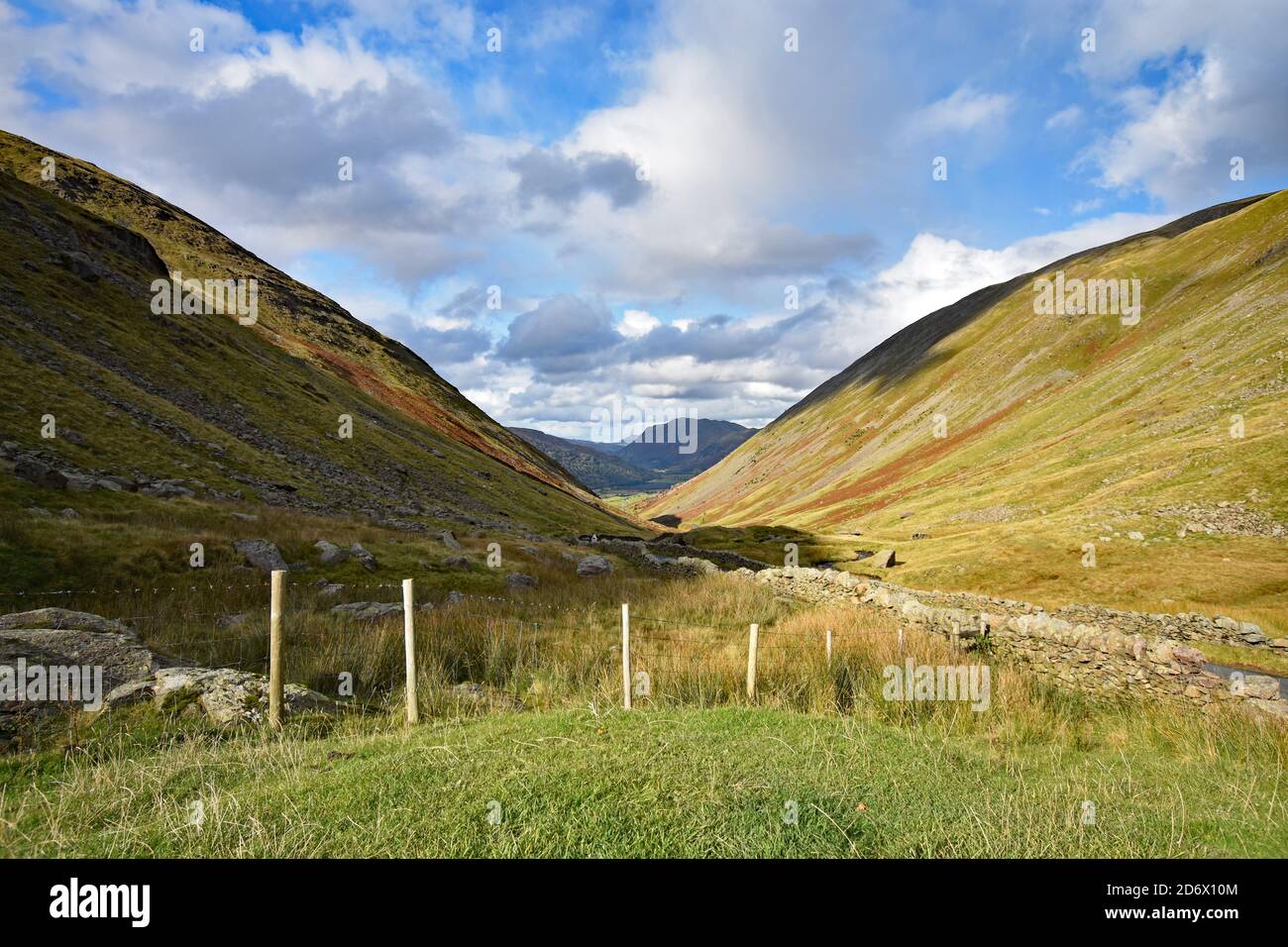 La vista panoramica dalla Red Pit Parking Area lungo la strada del passo di montagna Kirkstone che conduce a Ullswater nel Lake District National Park, Inghilterra. Foto Stock