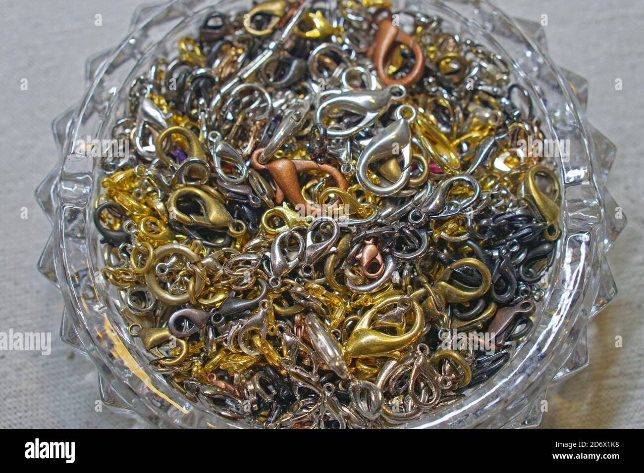 Molti ganci in oro per collane Foto stock - Alamy