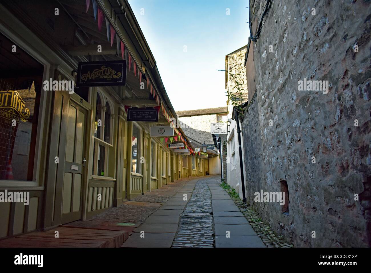 New Shambles Lane, un percorso storico originariamente per i macelli, ora per le boutique. Caratteristiche tradizionali ancora visibili. Kendal, Inghilterra. Foto Stock