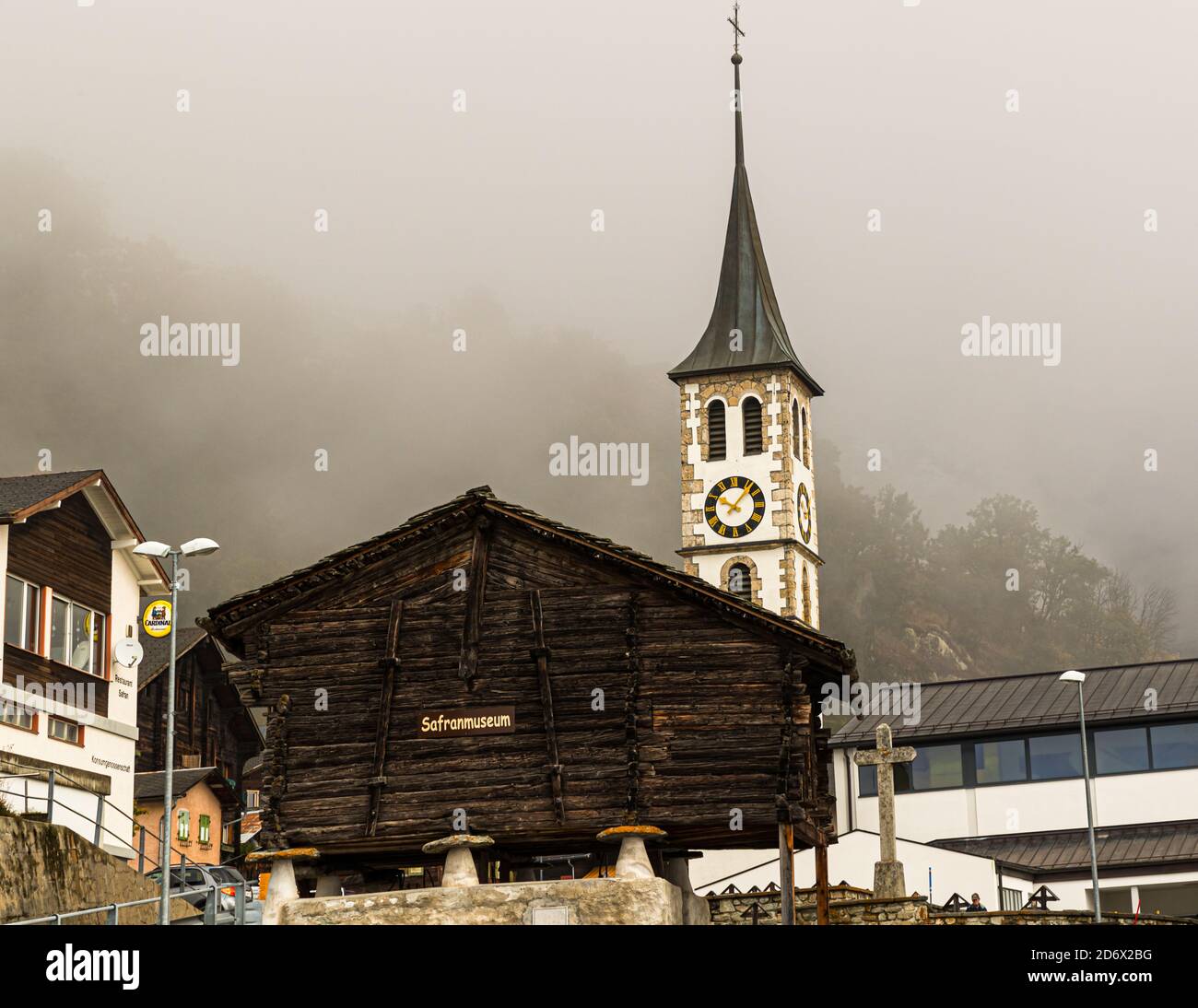 Lo storico villaggio zafferano di Mund in Vallese, Svizzera Foto Stock