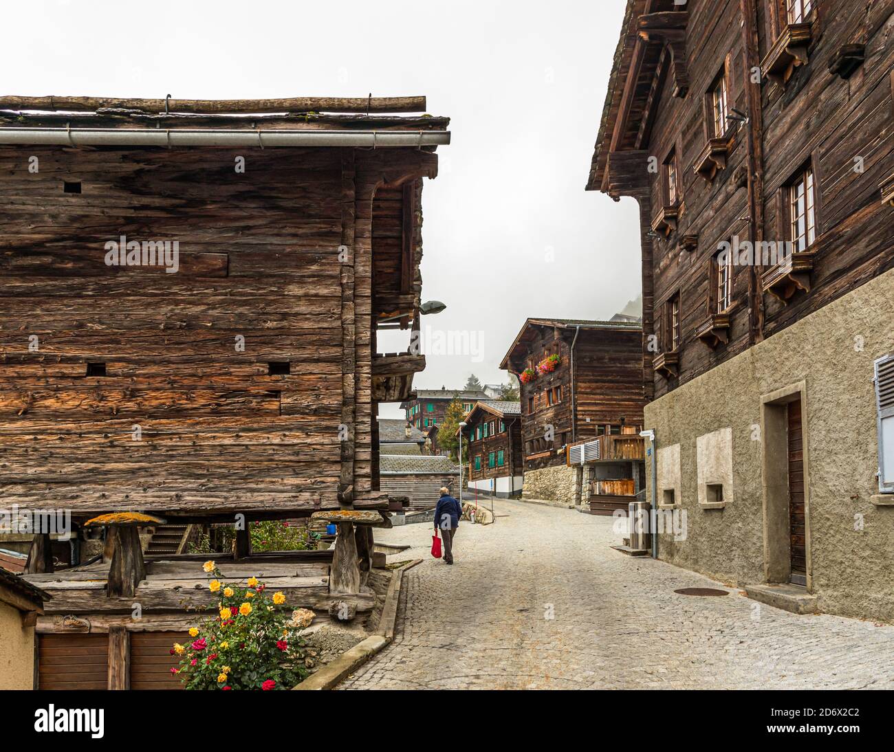 Lo storico villaggio zafferano di Mund in Vallese, Svizzera Foto Stock