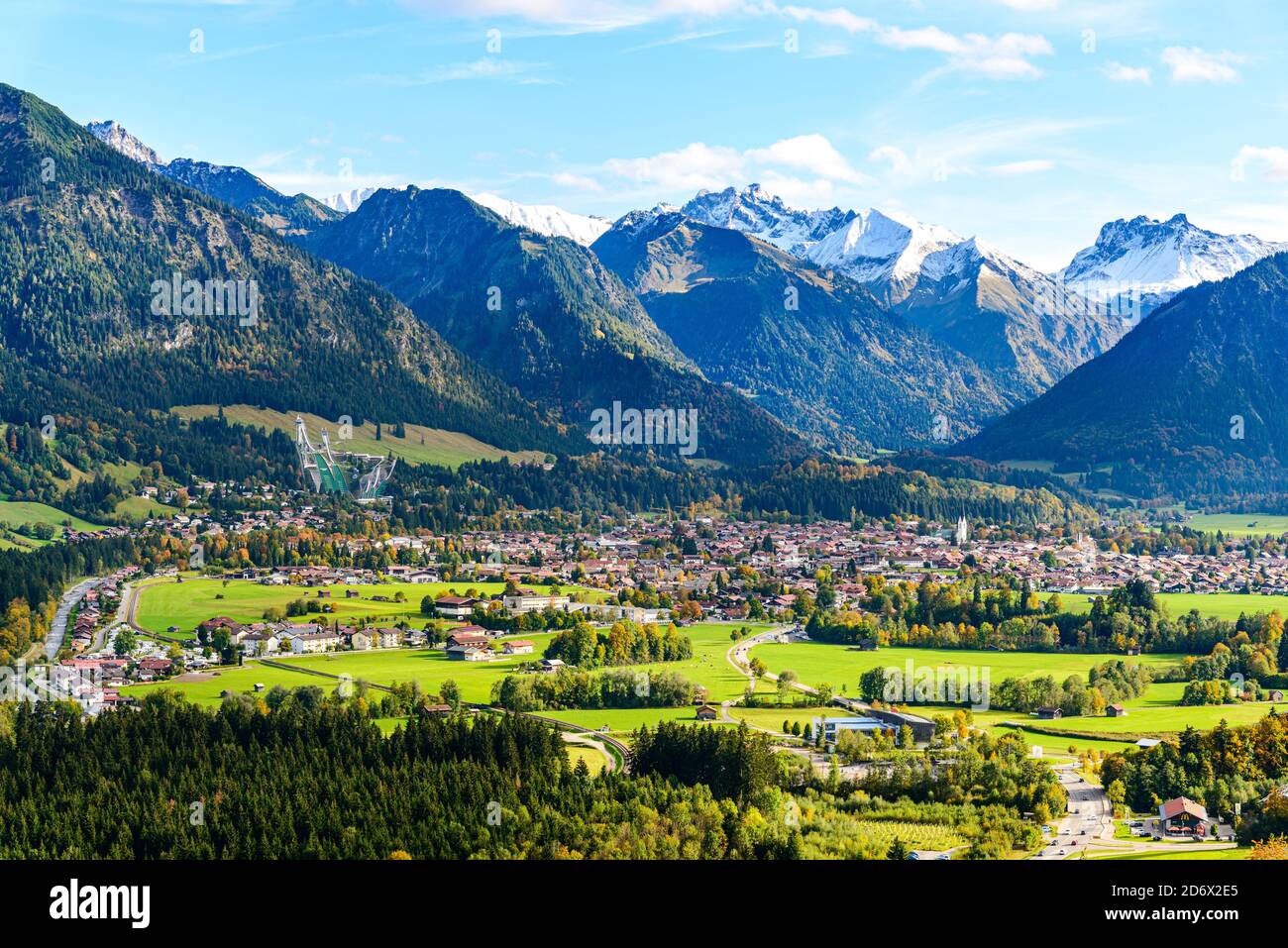 Vista panoramica su Obersdorf in Allgau. Nebelhorn Mouintain, Baviera, Baviera, Germania. Big (Großer) Klottenkopf, alpi Montagne in Tirolo, Austria Foto Stock