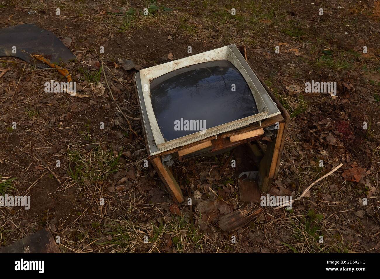 Vecchio TV rotto a terra con uno schermo nero. Foto Stock