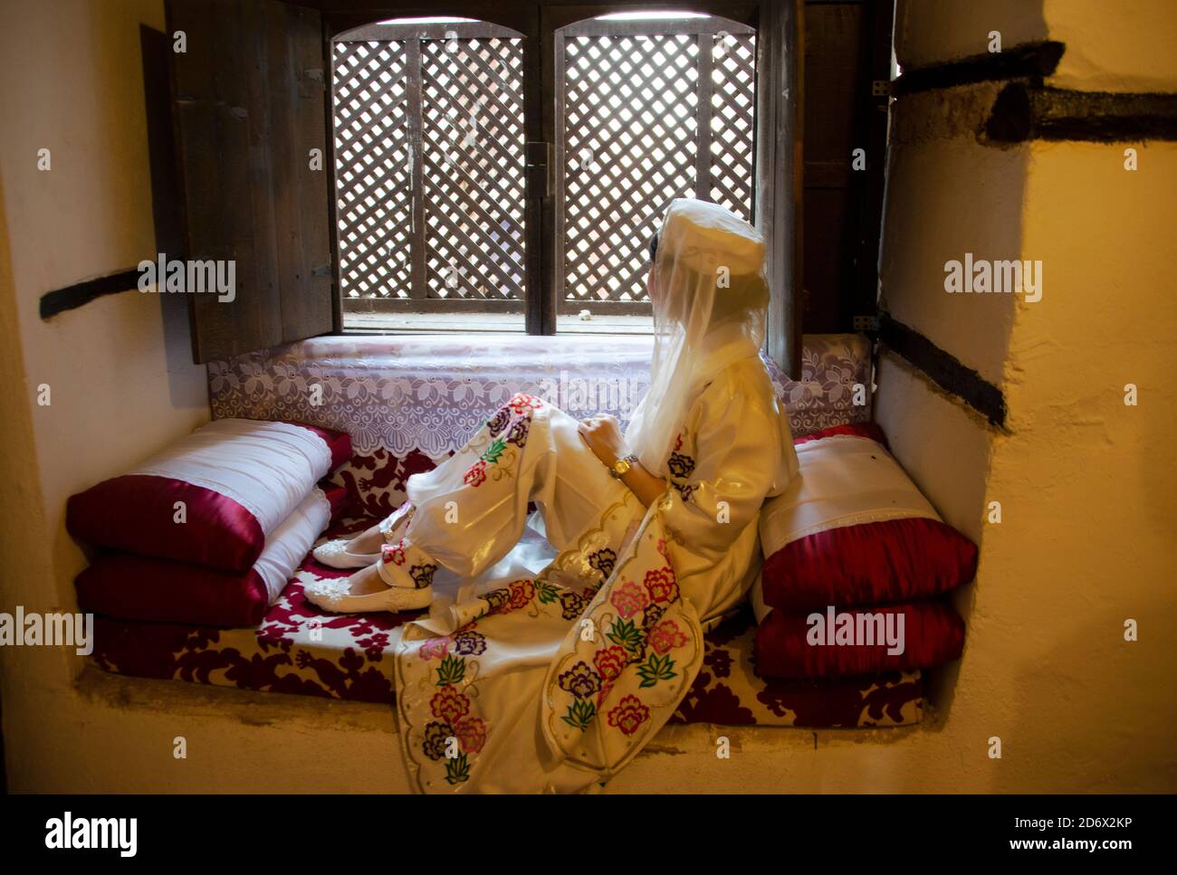 Donna Saudita nei suoi vestiti di nozze che si loungono sui mobili beduini a Jeddah, Arabia Saudita Foto Stock