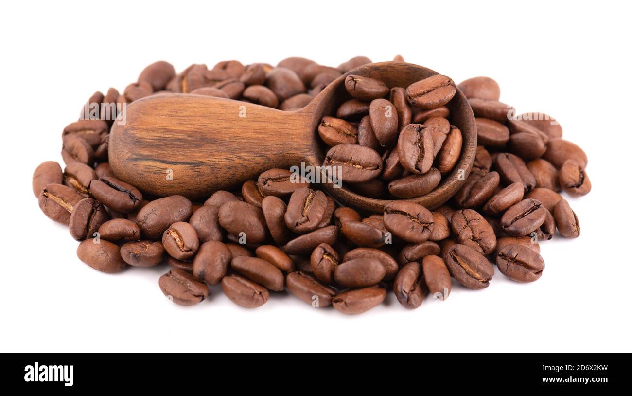 Chicchi di caffè isolati su sfondo bianco. Chicchi di caffè arabica arrosto in cucchiaio di legno. Foto Stock