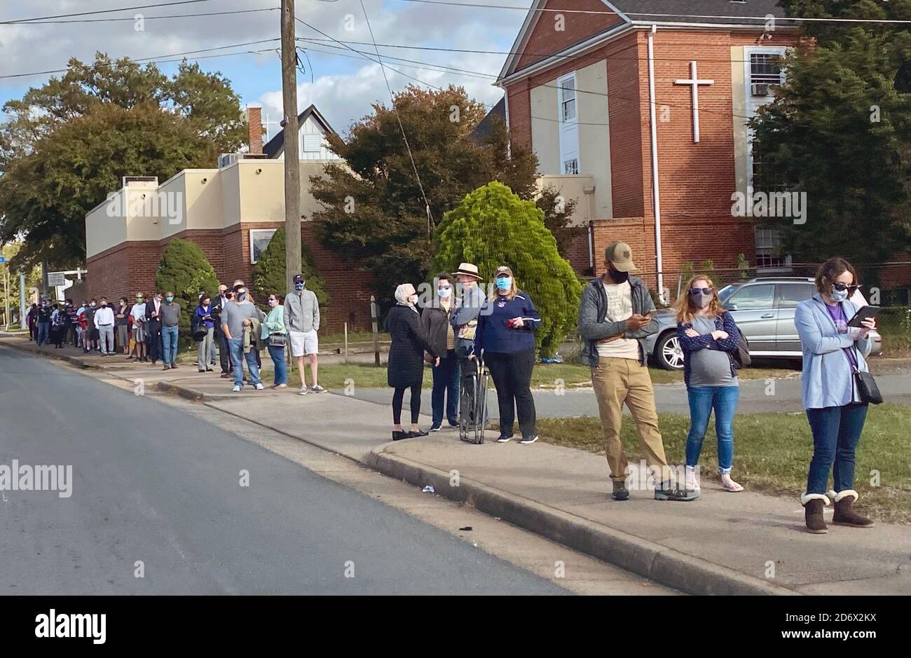 Alexandria, Virginia, Stati Uniti. 19 Ott 2020. Gli elettori aspettano on line, circa due ore, per le elezioni del 2020 il 19 ottobre 2020 ad Alessandria, in Virginia. Credit: Mpi34/Media Punch/Alamy Live News Foto Stock