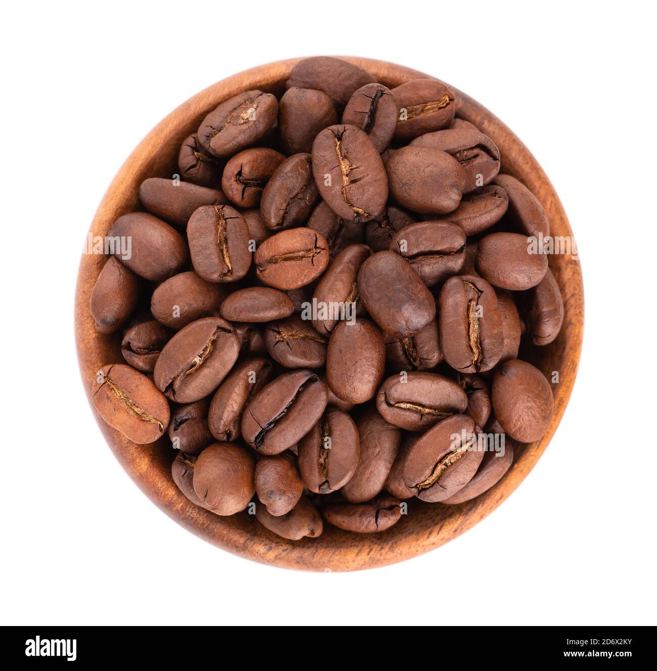 Chicchi di caffè in un recipiente di legno isolato su sfondo bianco. Chicchi di caffè arabica arrosto. Vista dall'alto. Foto Stock