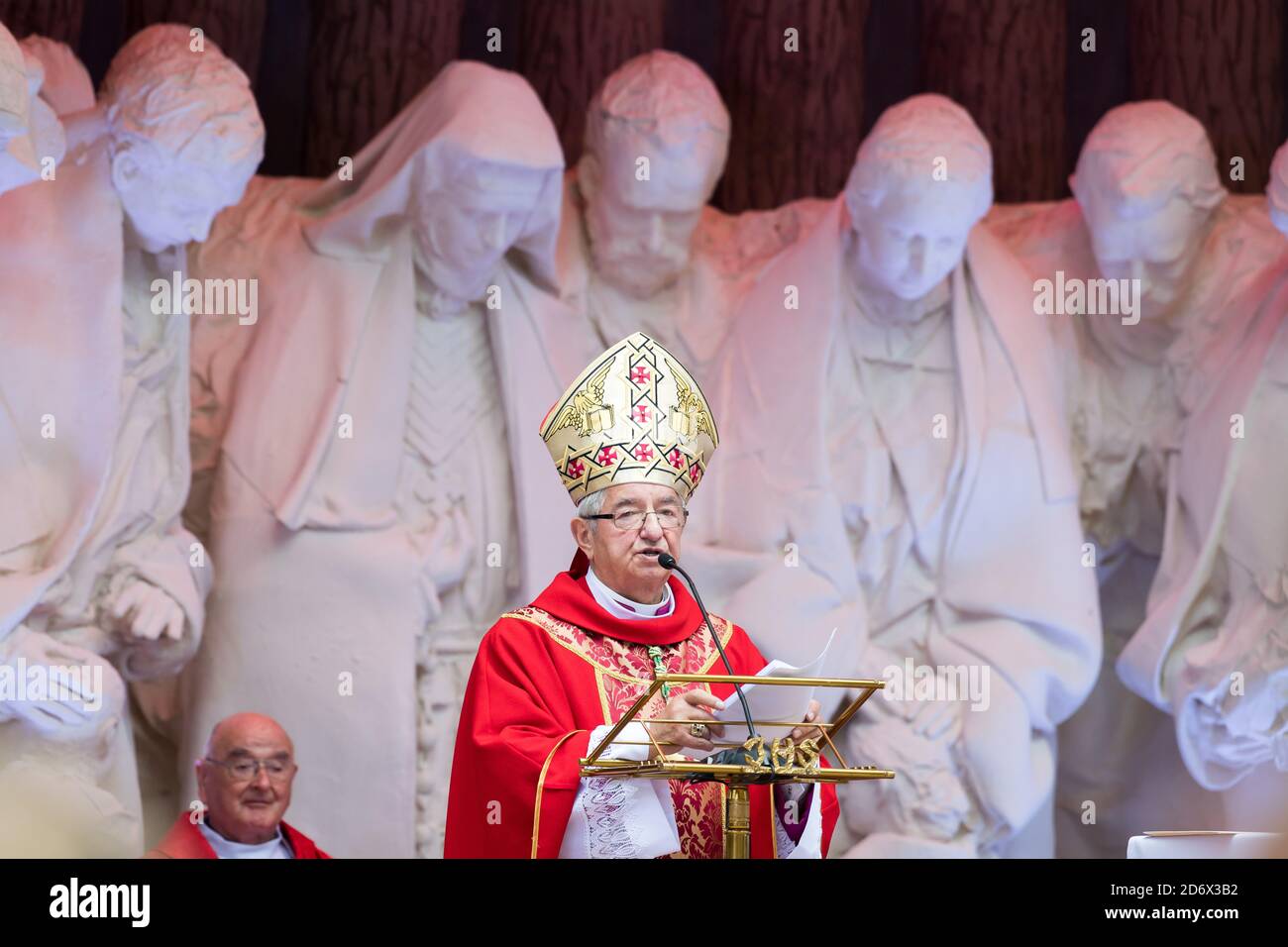 Santa Messa nell'81° anniversario dei massacri di Piasnica a Piasnica. Una delle 30 tombe di massa di almeno 12.000 a 14.000 intellettuali polacchi (atto nazionale Foto Stock