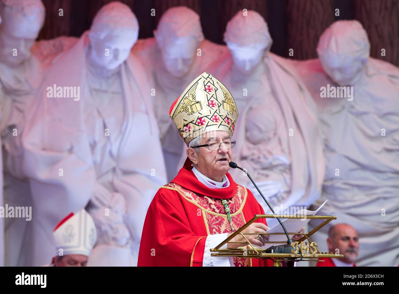 Santa Messa nell'81° anniversario dei massacri di Piasnica a Piasnica. Una delle 30 tombe di massa di almeno 12.000 a 14.000 intellettuali polacchi (atto nazionale Foto Stock