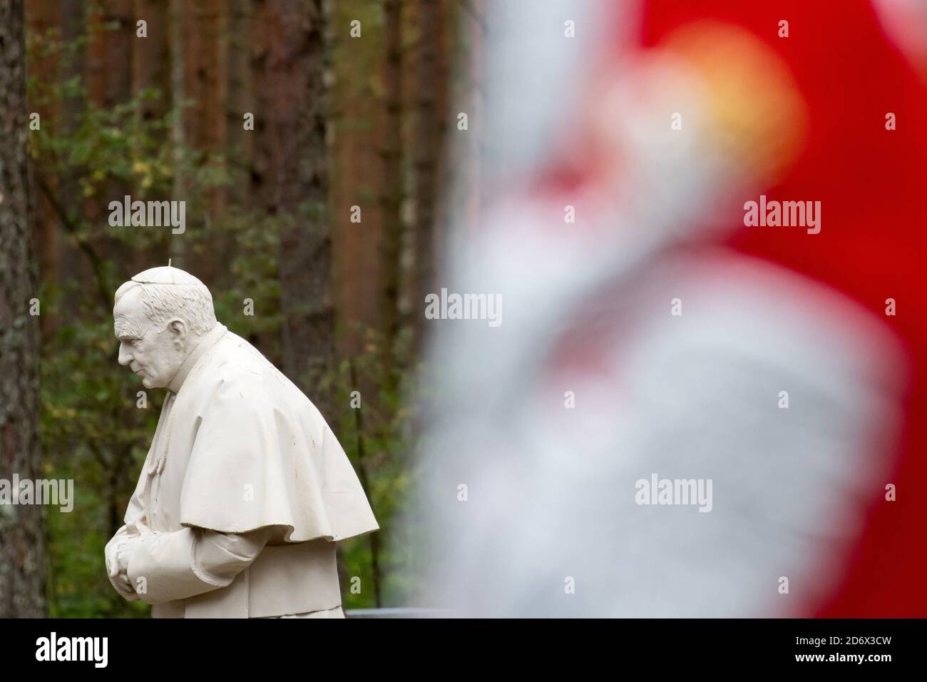 Statua di Papa Giovanni Paolo II a Piasnica, Polonia. 4 Ottobre 2020 © Wojciech Strozyk / Alamy Stock Photo Foto Stock