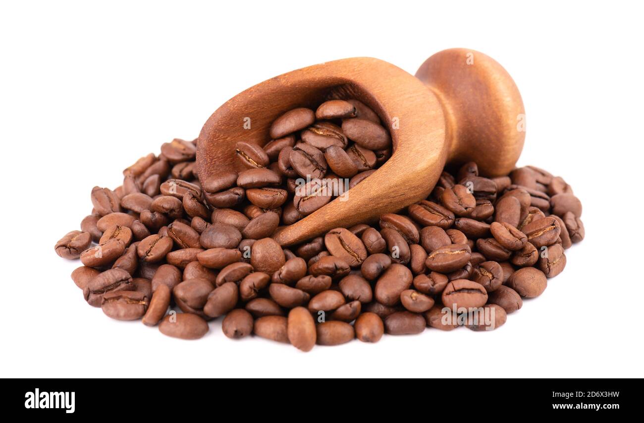 Chicchi di caffè isolati su sfondo bianco. Chicchi di caffè arabica arrosto in paletta di legno. Foto Stock