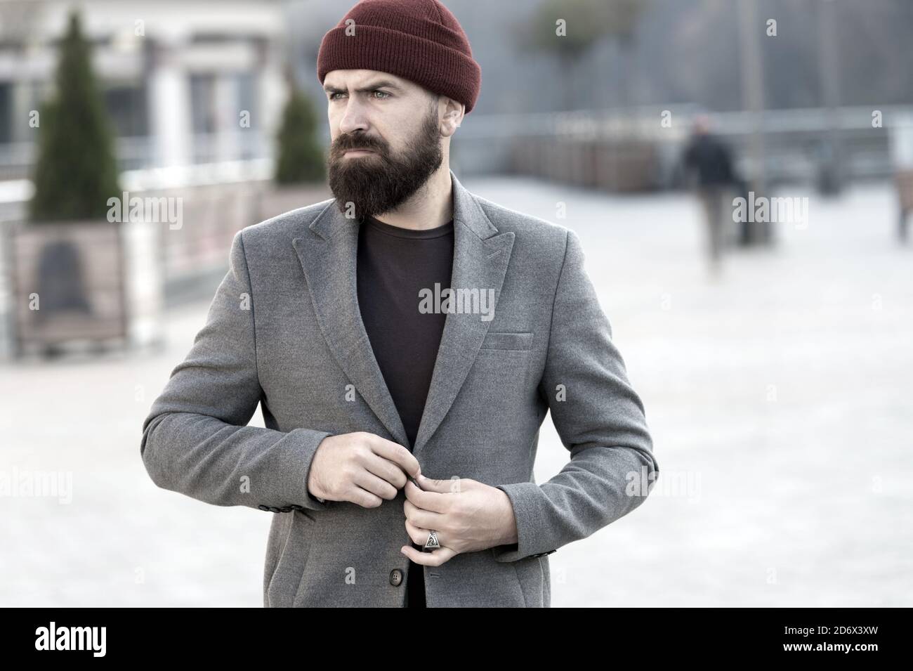 Elegante Abito casual per autunno e inverno. Abbigliamento uomo maschio ed  un concetto di moda. Uomo Barbuto hipster elegante Cappotto alla moda.  Comoda e fresca. Il maschile abbigliamento casual. Hipster vestito Foto