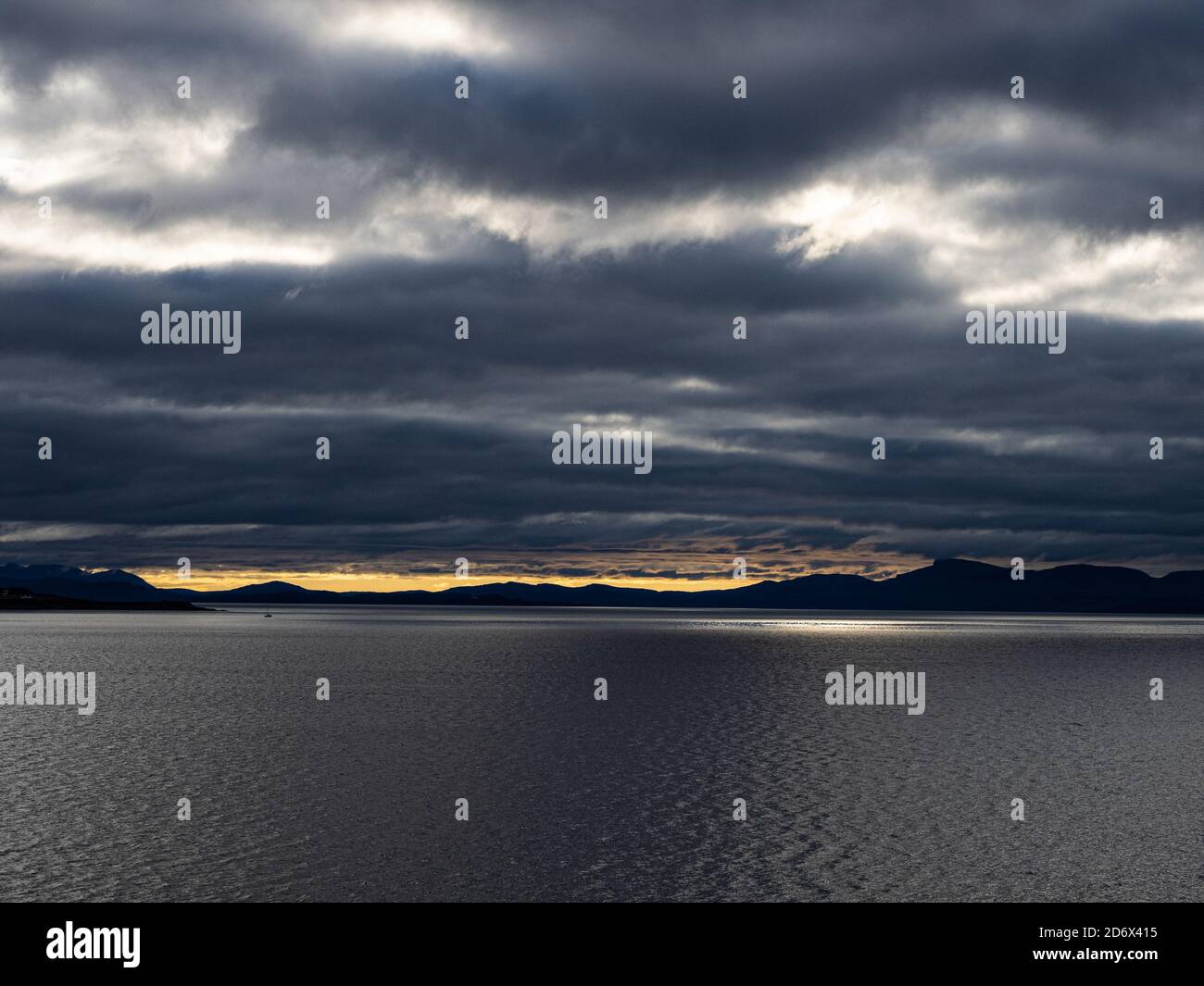 Tramonto attraverso Loch Ewe dal lato sud, presso il B8057, Wester Ross, Highlands scozzesi Foto Stock