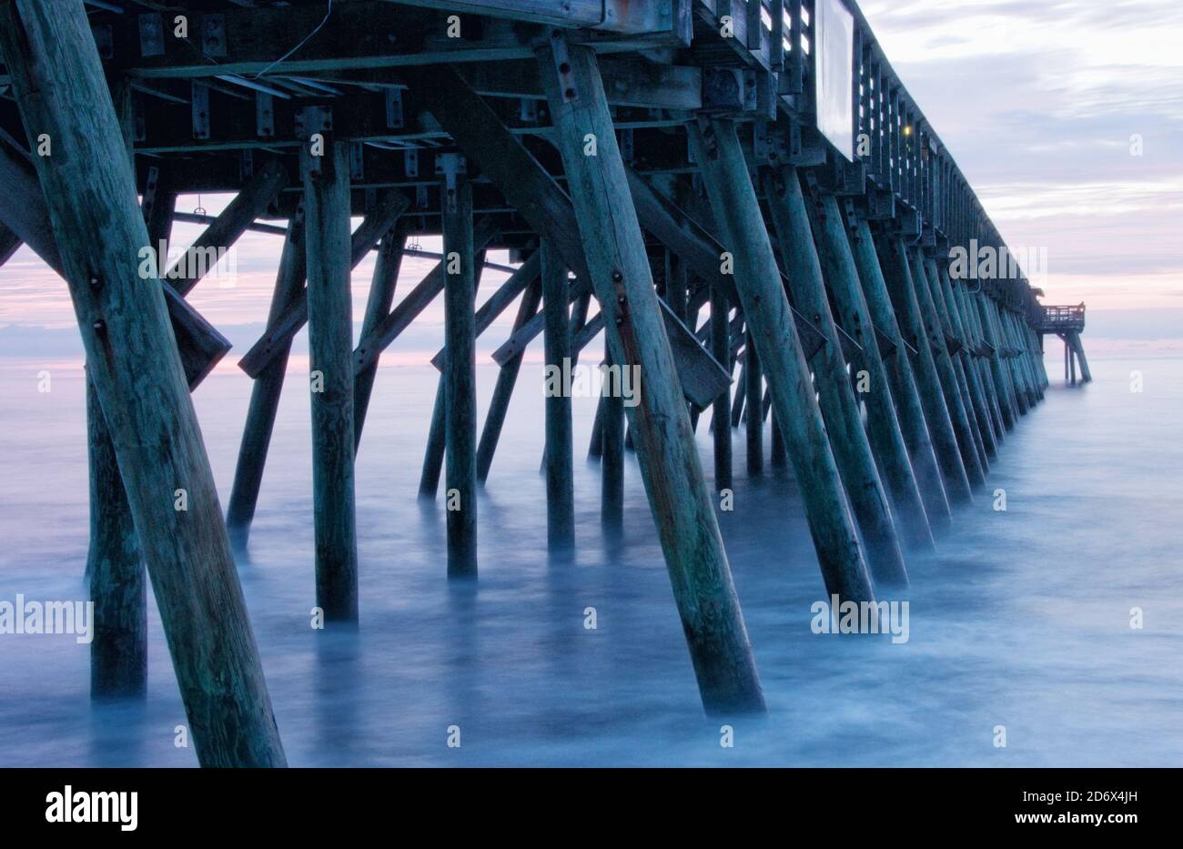 La lunga esposizione della fotocamera crea una superficie d'acqua liscia durante l'alba in una spiaggia del South Carolina. Foto Stock