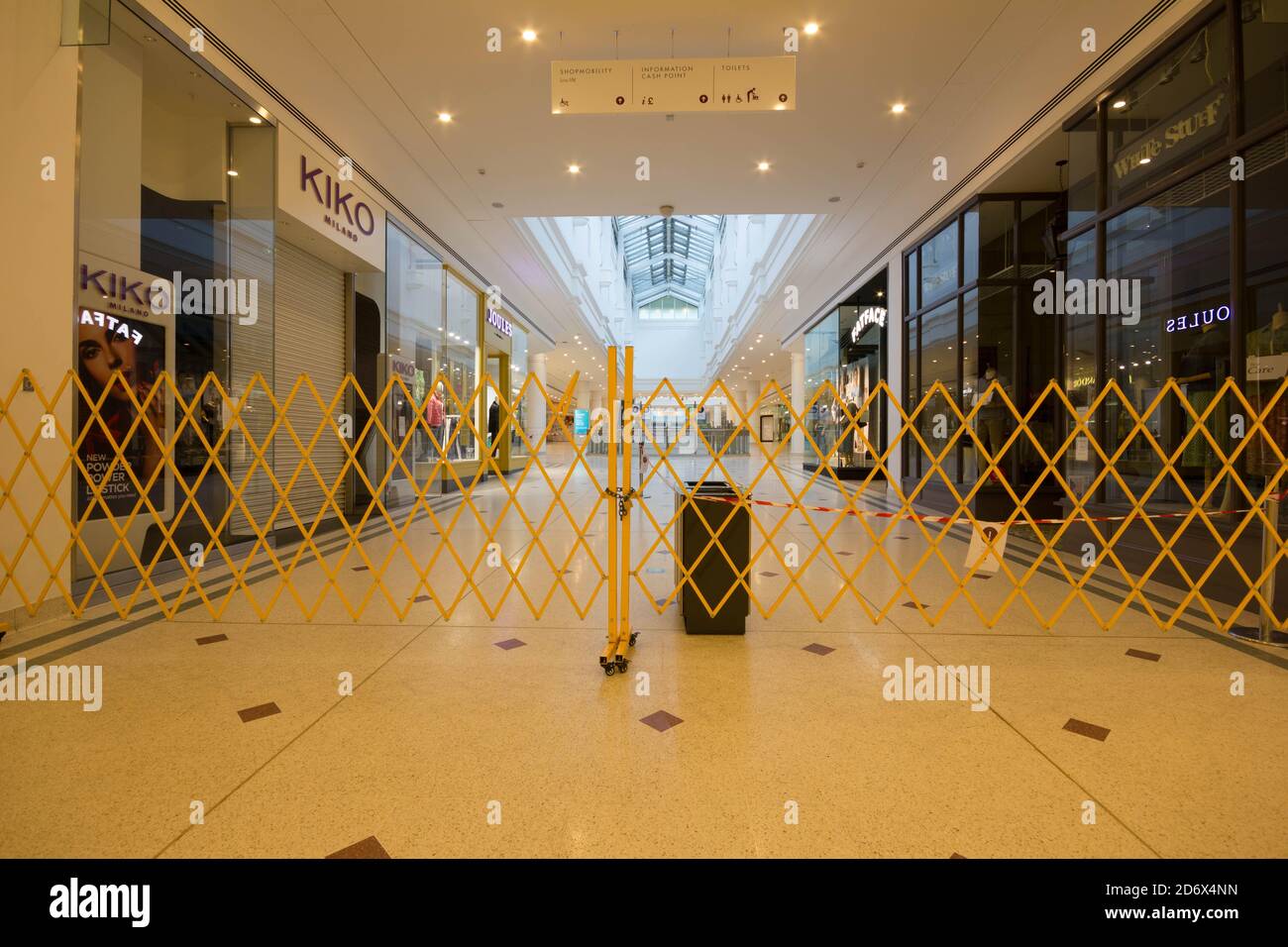 Il centro commerciale Glades è chiuso nella pandemia di coronavirus a Bromley, Inghilterra Foto Stock