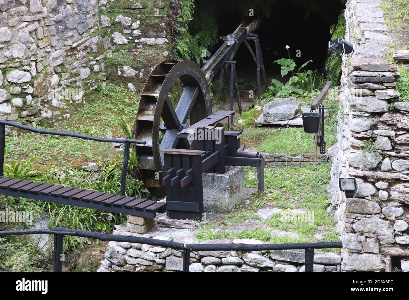 Ruote superiori in legno con lame di un vecchio mulino ad acqua Foto Stock