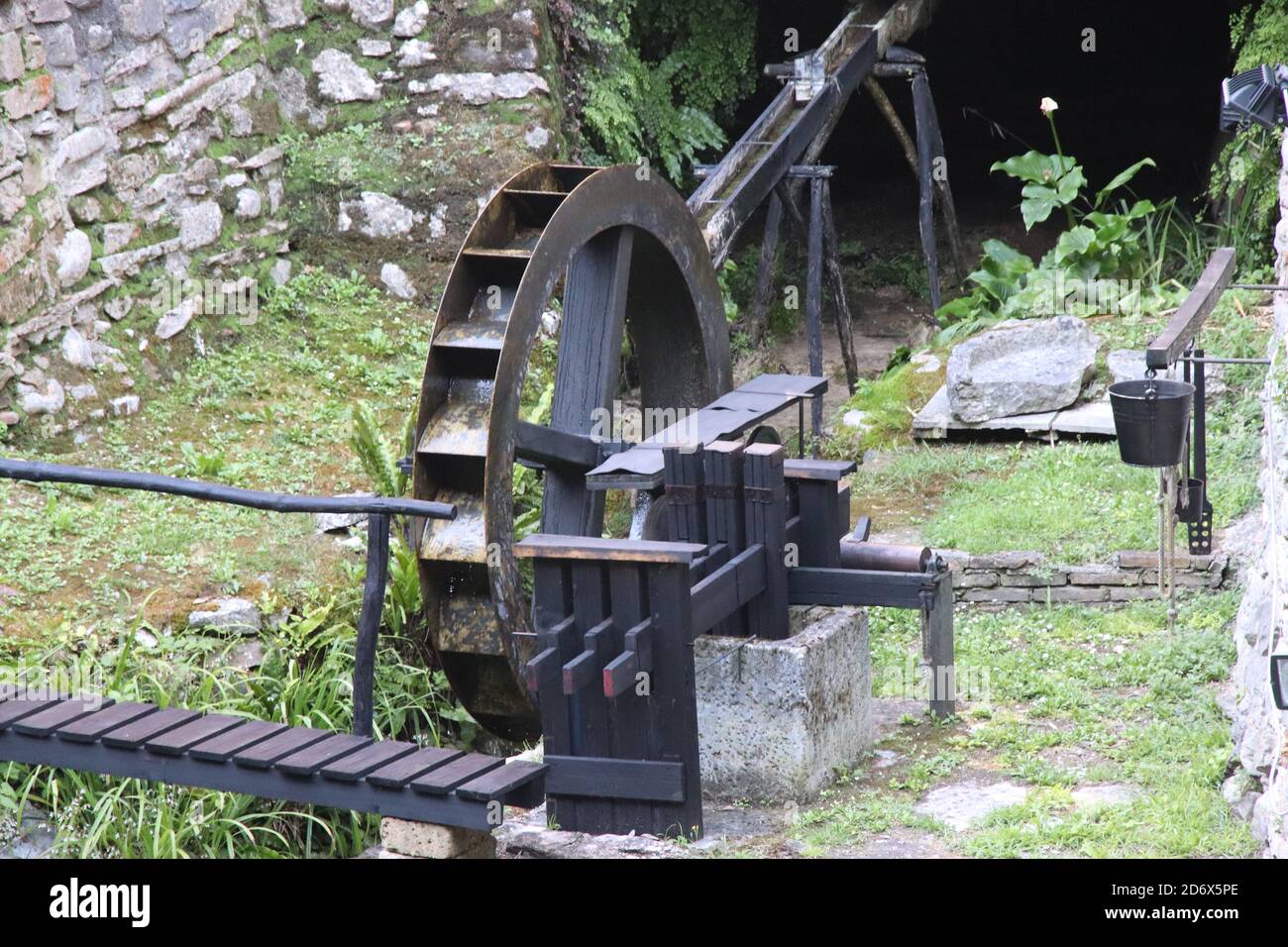 Ruote superiori in legno con lame di un vecchio mulino ad acqua Foto Stock