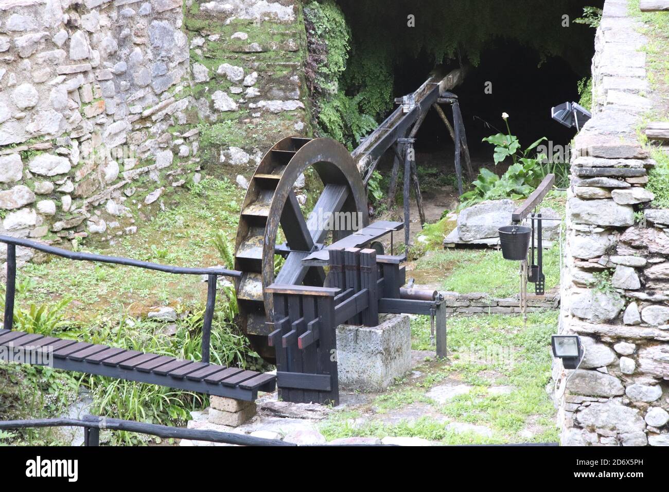 Ruote superiori in legno con lame di un vecchio mulino ad acqua Foto Stock