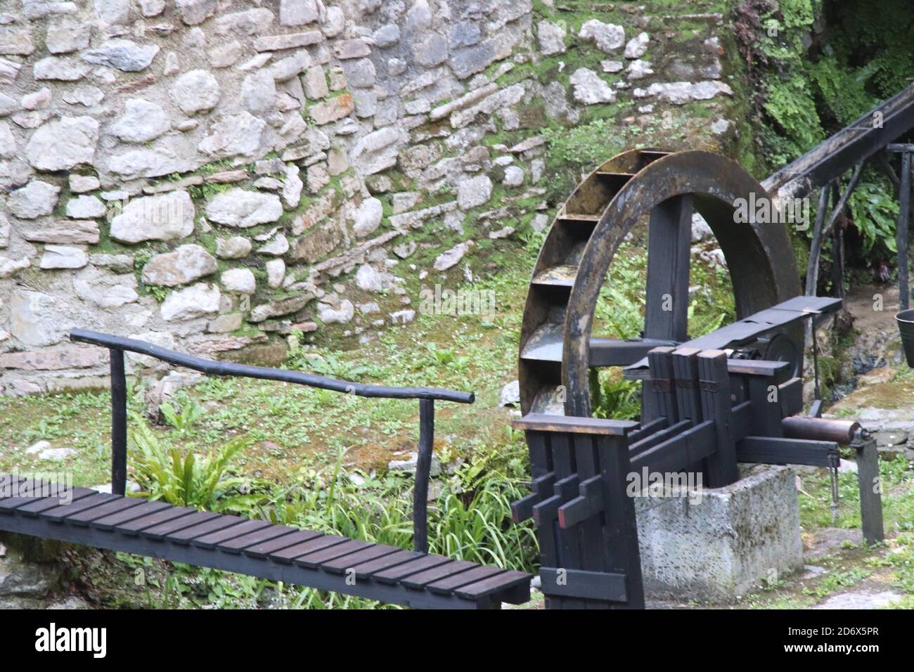 Ruote superiori in legno con lame di un vecchio mulino ad acqua Foto Stock