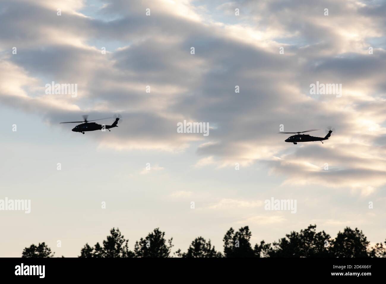 Due falchi neri UH-60 della 25a Brigata dell'aviazione di combattimento, 25a Divisione di Fanteria sorvolano un'area di stabilimento durante un esercizio presso il Joint Readiness Training Center a Kurthwood, Louisiana, 17 ottobre 2020. L'esercizio JRTC è un evento di formazione che consente alla 2a Brigata, 25a Divisione Fanteria di ottenere la certificazione per l'implementazione in tutto il mondo, mentre si costruisce l'interoperabilità con alleati chiave a sostegno di un libero e aperto Indo-Pacifico. (STATI UNITI Esercito foto di PFC. Rachel Christensen, 28° distaccamento degli Affari pubblici) Foto Stock