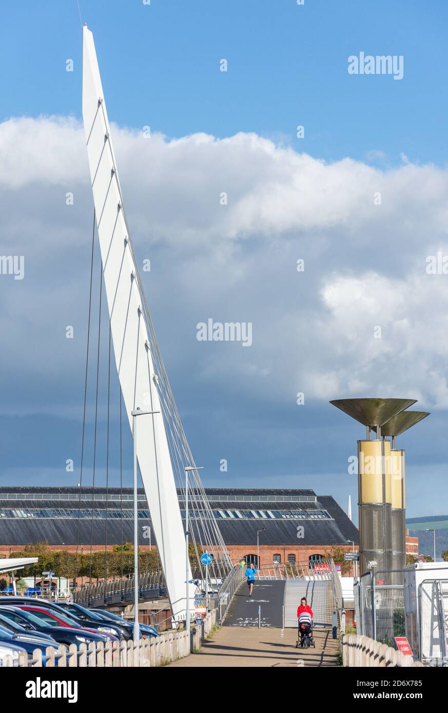 Sail Bridge sul fiume Tawe, Swansea (Abertawe), Città e Contea di Swansea, Galles (Cymru), Regno Unito Foto Stock