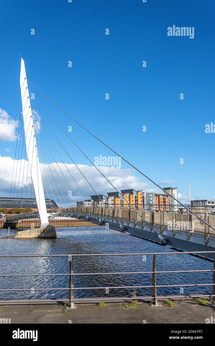 Sail Bridge sul fiume Tawe, Swansea (Abertawe), Città e Contea di Swansea, Galles (Cymru), Regno Unito Foto Stock