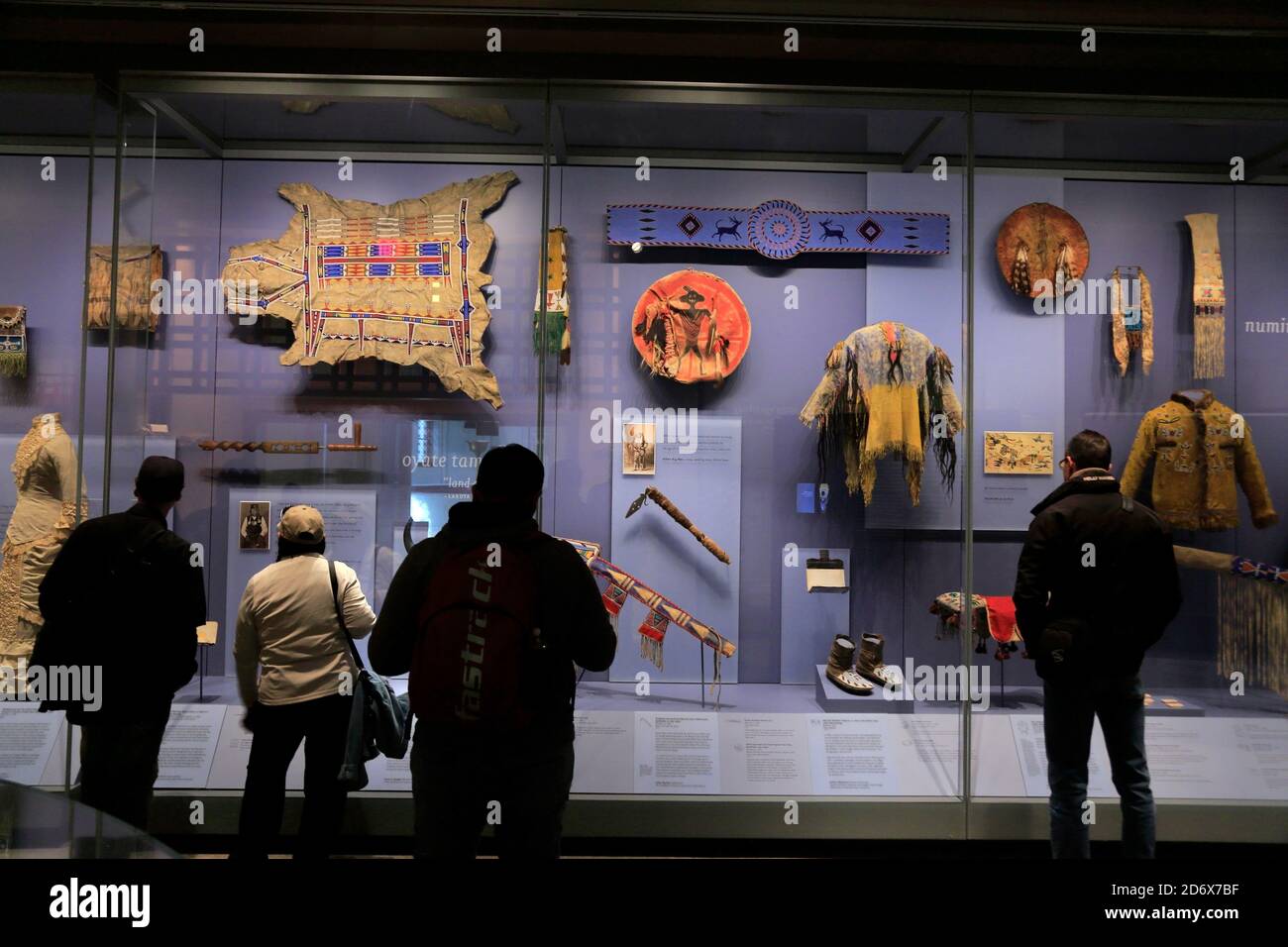 Visitatori nella galleria di mostre del Museo Nazionale del American Indian.Lower Manhattan.New York City.New York.USA Foto Stock