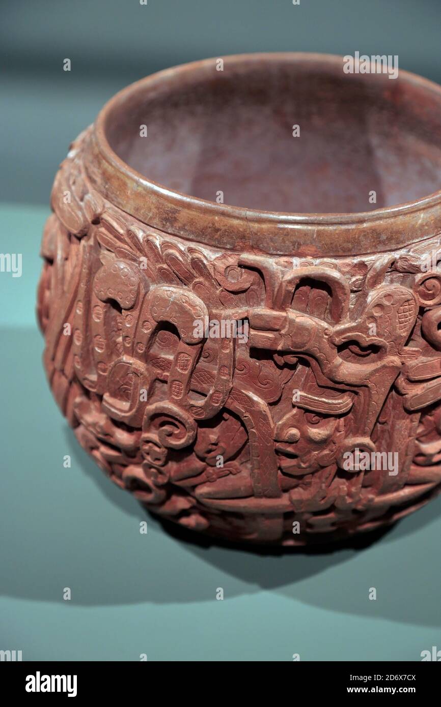 Una classica ciotola Maya d'epoca (250-600 d.C.) Da San Augustin Acasaguastlan Guatemala mostra nel Museo Nazionale di The American Indian.New York City.New York.USA Foto Stock