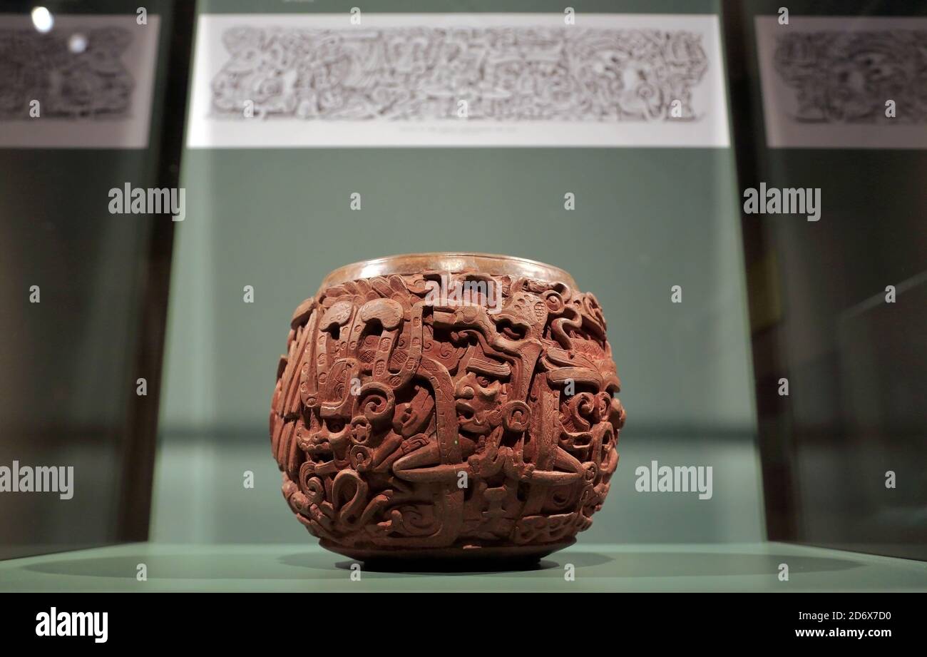 Una classica ciotola Maya d'epoca (250-600 d.C.) Da San Augustin Acasaguastlan Guatemala mostra nel Museo Nazionale di The American Indian.New York City.New York.USA Foto Stock