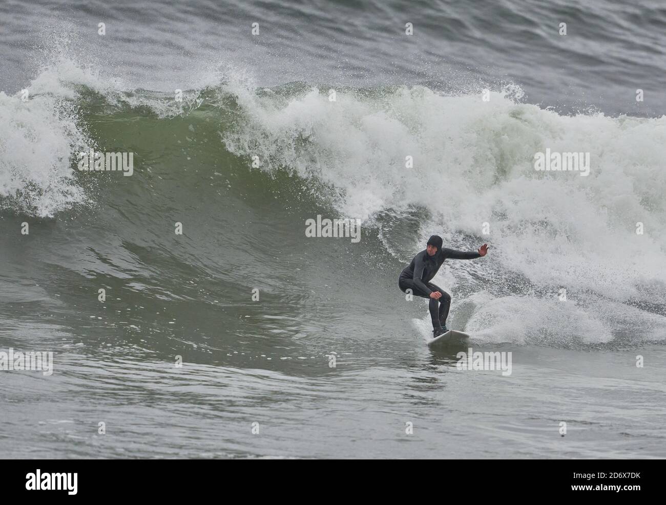 18 ottobre 2020. Sandend Beach, Aberdeenshire, Scozia, Regno Unito. Si tratta di un surfista in una giornata molto grigia a Sandend Beach, molto popolare tra i Surfers Scozzesi. Foto Stock