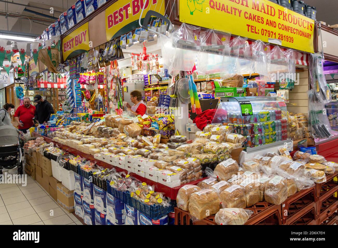 Panetteria e pasticceria a Llanelli Market Hall, Market Street, Llanelli, Carmarthenshire, Galles, Regno Unito Foto Stock
