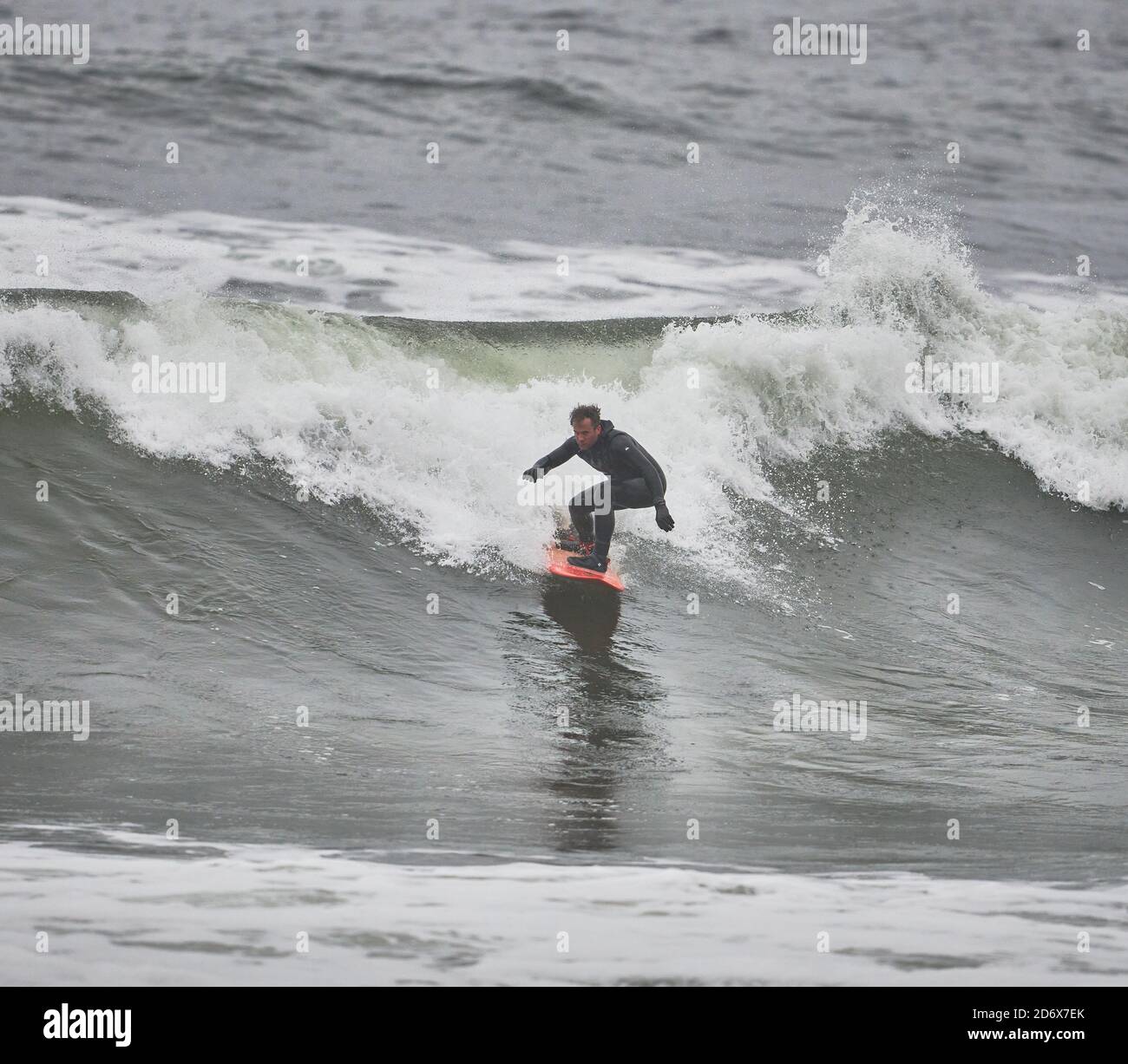 18 ottobre 2020. Sandend Beach, Aberdeenshire, Scozia, Regno Unito. Si tratta di un surfista in una giornata molto grigia a Sandend Beach, molto popolare tra i Surfers Scozzesi. Foto Stock
