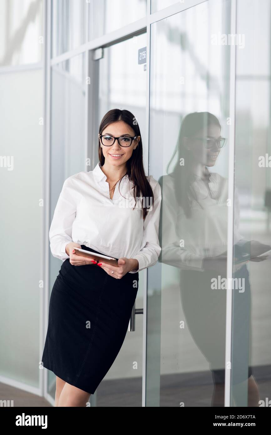 Stile di vita attivo di etnia mista carriera donna di affari che cammina a. ufficio sul luogo di lavoro Foto Stock